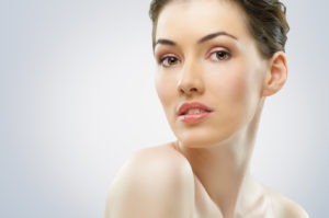 What are the risks of facelift surgery?